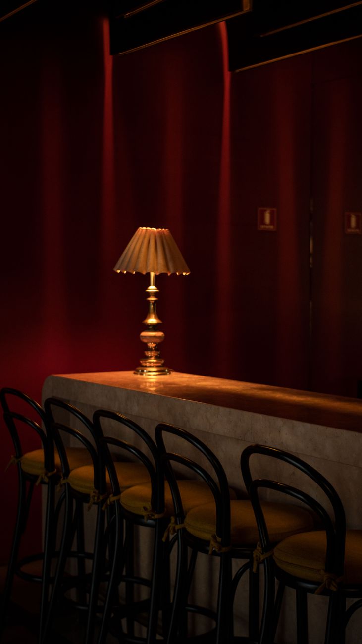 El bar detrás de la cortina